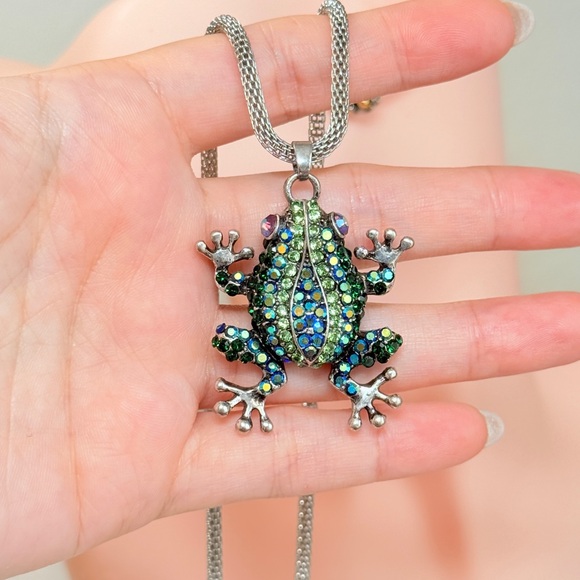 ⚜️ Silver Frog Pendant Necklace with Green Gems 💎 - Picture 7 of 8